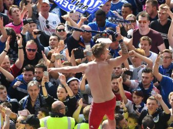 Lewis Holtby tanzt auf dem Dach der Mannschaftsbank und feiert mit den HSV-Fans den Klassenerhalt. Foto: Carmen Jaspersen Lewis Holtby tanzt auf dem Dach der Mannschaftsbank und feiert mit den HSV-Fans den Klassenerhalt. Foto: Carmen Jaspersen