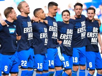 Die Hoffenheimer Spieler lassen sich von den Fans feiern. Foto: Uwe Anspach Die Hoffenheimer Spieler lassen sich von den Fans feiern. Foto: Uwe Anspach