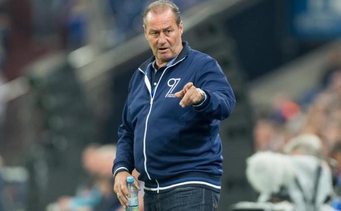 Der FC Schalke 04 bereitete seinem langjährigen Erfolgscoach Huub Stevens einen emotionalen Abschluss seiner Karriere. Foto: Guido Kirchner