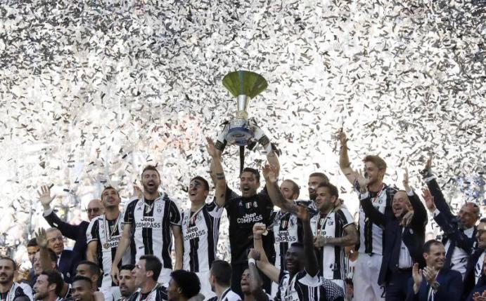 Juventus Turin feiert nach dem 2:0 über Crotone die 33. Meisterschaft. Foto: Antonio Calanni