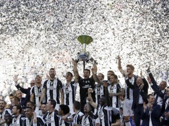 Juventus Turin feiert nach dem 2:0 über Crotone die 33. Meisterschaft. Foto: Antonio Calanni Juventus Turin feiert nach dem 2:0 über Crotone die 33. Meisterschaft. Foto: Antonio Calanni