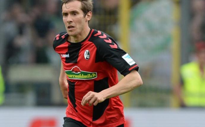 Julian Schuster bleibt ein weiteres Jahr beim SC Freiburg. Foto: Patrick Seeger