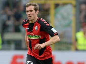 Julian Schuster bleibt ein weiteres Jahr beim SC Freiburg. Foto: Patrick Seeger Julian Schuster bleibt ein weiteres Jahr beim SC Freiburg. Foto: Patrick Seeger