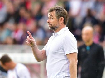 Bernd Hollerbach hatte die Würzburger Kickers zur Saison 2014/15 übernommen und von der Regionalliga in die 2. Liga geführt. Foto: Nicolas Armer Bernd Hollerbach hatte die Würzburger Kickers zur Saison 2014/15 übernommen und von der Regionalliga in die 2. Liga geführt. Foto: Nicolas Armer