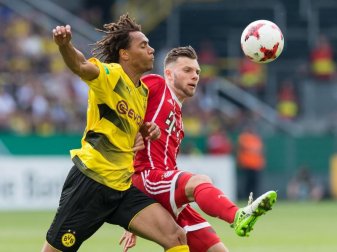 Dortmunds Etienne Amenyido (l) fightet gegen Bayerns Manuel Wintzheimer. Das Finale war über 120 Minuten hart umkämpft. Foto: Guido Kirchner Dortmunds Etienne Amenyido (l) fightet gegen Bayerns Manuel Wintzheimer. Das Finale war über 120 Minuten hart umkämpft. Foto: Guido Kirchner