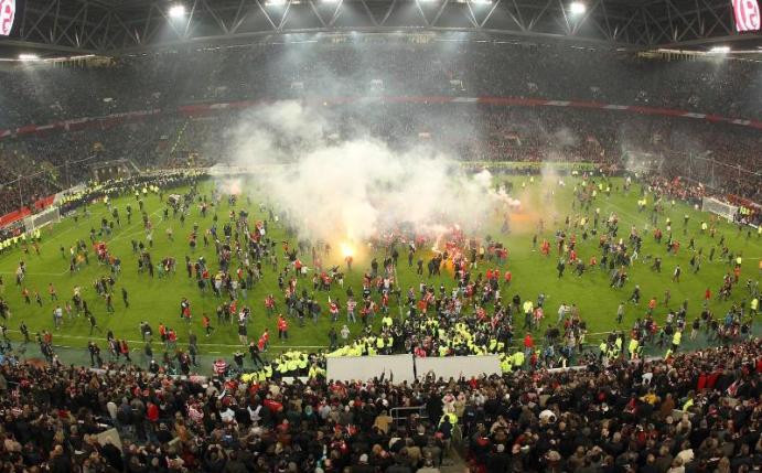 Relegation 2011/12: Fans stürmen kurz vor Ende der Begegnung zwischen Fortuna Düsseldorf und Hertha BSC das Spielfeld der Esprit-Arena. Foto: Anke Hesse