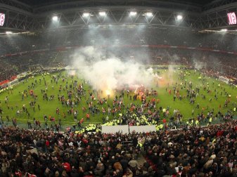 Relegation 2011/12: Fans stürmen kurz vor Ende der Begegnung zwischen Fortuna Düsseldorf und Hertha BSC das Spielfeld der Esprit-Arena. Foto: Anke Hesse Relegation 2011/12: Fans stürmen kurz vor Ende der Begegnung zwischen Fortuna Düsseldorf und Hertha BSC das Spielfeld der Esprit-Arena. Foto: Anke Hesse