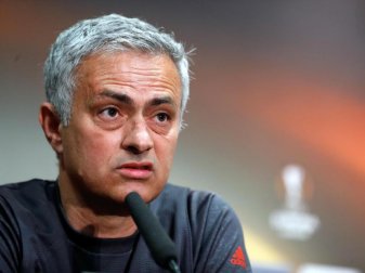 United-Trainer José Mourinho spielt mit seinem Team in Solna um den Europa-League-Titel. Foto: Martin Rickett United-Trainer José Mourinho spielt mit seinem Team in Solna um den Europa-League-Titel. Foto: Martin Rickett