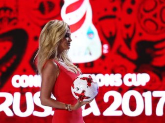 WM-Botschafterin Victoria Lopyreva steht bei der Auslosung für den Confed Cup auf der Bühne in Kasan. Foto: Christian Charisius WM-Botschafterin Victoria Lopyreva steht bei der Auslosung für den Confed Cup auf der Bühne in Kasan. Foto: Christian Charisius
