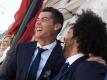 Cristiano Ronaldo und Marcelo (r) feiern auf dem Rathaus-Balkon in Madrid den Gewinn der spanischen Meisterschaft. Foto: Jorge Sanz