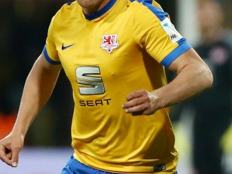 Eintracht-Fans müssen auf blau-gelbes Trikot verzichten Eintracht-Fans müssen auf blau-gelbes Trikot verzichten