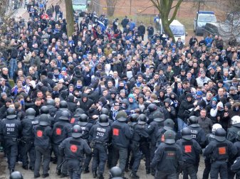 Polizeieinsatz am Weserstadion beim Bundesligaspiel von Werder Bremen gegen den Hamburger SV im März 2014. Foto/Archiv: Carmen Jaspersen Foto: Carmen Jaspersen
