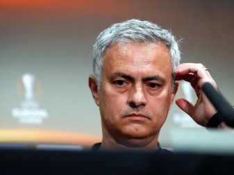 Manchester Uniteds Trainer José Mourinho will mit seinem Team die Europa League gewinnen. Foto: Martin Rickett Manchester Uniteds Trainer José Mourinho will mit seinem Team die Europa League gewinnen. Foto: Martin Rickett
