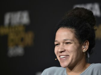 Celia Sasic trägt den Pokal ins Kölner Stadion Celia Sasic trägt den Pokal ins Kölner Stadion