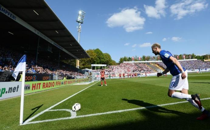 Bundesligaspiel in Darmstadt. Am Böllenfalltor wird kein neues Stadion gebaut. Foto: Arne Dedert