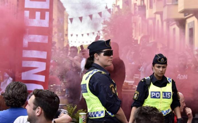 Fans von Manchester United feiern in Stockholm vor Beginn des Europa-League-Finals. Foto: Martin Meissner
