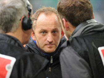 Torsten Lieberknecht (M.) hadert mit dem Schiedsrichter Torsten Lieberknecht (M.) hadert mit dem Schiedsrichter