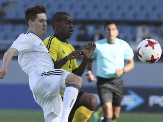 Dominik Schad (l) im Zweikampf mit Vanuatus Ronaldo Wilkins. Foto: Park Ji-Ho