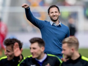 Bleibt Trainer des FC Erzgebirge Aue. Foto: Thomas Eisenhuth Bleibt Trainer des FC Erzgebirge Aue. Foto: Thomas Eisenhuth