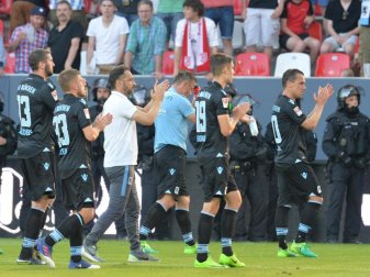 Die Münchner Spieler und Trainer Vitor Pereira (3.v.l) gehen zuversichtlich ins Rückspiel. Foto: Timm Schamberger Die Münchner Spieler und Trainer Vitor Pereira (3.v.l) gehen zuversichtlich ins Rückspiel. Foto: Timm Schamberger