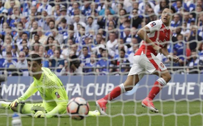 Arsenals Stürmer Alexis Sanchez trifft zum 1:0 gegen den FC Chelsea. Foto: Matt Dunham
