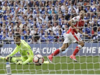 Arsenals Stürmer Alexis Sanchez trifft zum 1:0 gegen den FC Chelsea. Foto: Matt Dunham Arsenals Stürmer Alexis Sanchez trifft zum 1:0 gegen den FC Chelsea. Foto: Matt Dunham