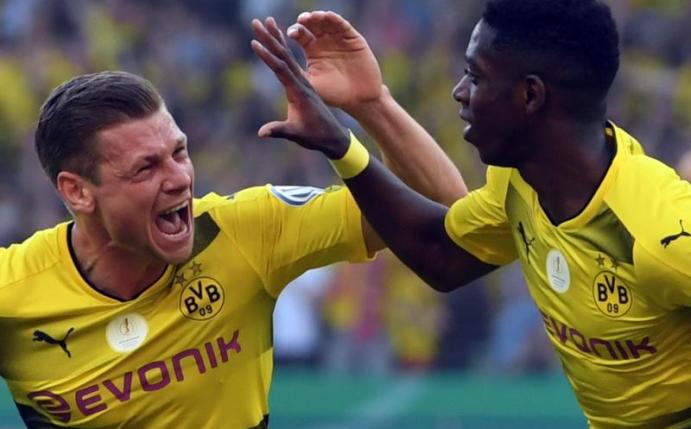 Die Dortmunder Lukasz Piszczek (l) und Ousmane Dembélé sind DFB-Pokalsieger. Foto: Arne Dedert