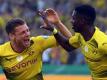 Die Dortmunder Lukasz Piszczek (l) und Ousmane Dembélé sind DFB-Pokalsieger. Foto: Arne Dedert