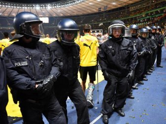 Polizisten im Einsatz im Olympiastadion in Berlin. Alles blieb friedlich. Foto: Bernd Thissen Polizisten im Einsatz im Olympiastadion in Berlin. Alles blieb friedlich. Foto: Bernd Thissen