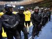 Polizisten im Einsatz im Olympiastadion in Berlin. Alles blieb friedlich. Foto: Bernd Thissen