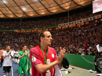 Alex Meier verabschiedet sich nach dem Spiel von den Fans. Foto: Arne Dedert Alex Meier verabschiedet sich nach dem Spiel von den Fans. Foto: Arne Dedert