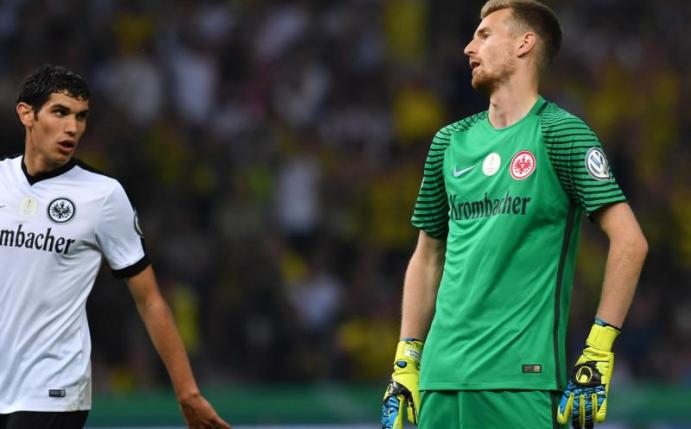 Lukas Hradecky (r, mit Jesus Vallejo) reagiert auf den Elfmeterpfiff von Schiedsrichter Deniz Aytekin. Foto: Bernd Thissen