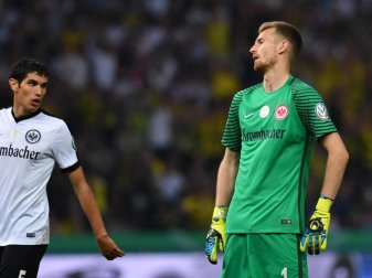 Lukas Hradecky (r, mit Jesus Vallejo) reagiert auf den Elfmeterpfiff von Schiedsrichter Deniz Aytekin. Foto: Bernd Thissen Lukas Hradecky (r, mit Jesus Vallejo) reagiert auf den Elfmeterpfiff von Schiedsrichter Deniz Aytekin. Foto: Bernd Thissen