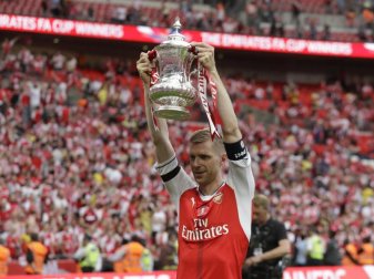 Arsenal-Spieler Per Mertesacker jubelt mit der Trophäe. Foto: Matt Dunham Arsenal-Spieler Per Mertesacker jubelt mit der Trophäe. Foto: Matt Dunham