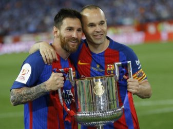 Sowohl Lionel Messi (l) als auch Andres Iniesta haben mit Barcelona 30 Titel gewonnen. Foto: Francisco Seco Sowohl Lionel Messi (l) als auch Andres Iniesta haben mit Barcelona 30 Titel gewonnen. Foto: Francisco Seco