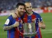 Sowohl Lionel Messi (l) als auch Andres Iniesta haben mit Barcelona 30 Titel gewonnen. Foto: Francisco Seco