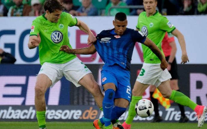 Wolfsburgs Philipp Wollscheid (l) und Braunschweigs Onel Hernandez (M) kämpfen um den Ball. Foto: Peter Steffen