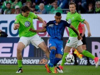 Wolfsburgs Philipp Wollscheid (l) und Braunschweigs Onel Hernandez (M) kämpfen um den Ball. Foto: Peter Steffen Wolfsburgs Philipp Wollscheid (l) und Braunschweigs Onel Hernandez (M) kämpfen um den Ball. Foto: Peter Steffen
