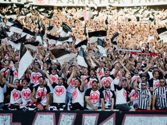 Eintracht-Fans haben Mannschaft am Römer empfangen Eintracht-Fans haben Mannschaft am Römer empfangen