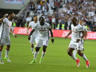 Ryan Babel (r.) jubelt über sein Tor Ryan Babel (r.) jubelt über sein Tor