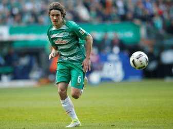 Delaney durfte seinem Ex-Klub die Trophäe überreichen Delaney durfte seinem Ex-Klub die Trophäe überreichen