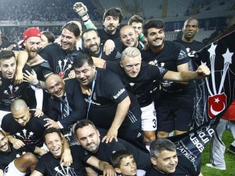 Andreas Beck (M.) wurde mit Besiktas Istanbul türkischer Fußballmeister. Foto: Depo Photos Andreas Beck (M.) wurde mit Besiktas Istanbul türkischer Fußballmeister. Foto: Depo Photos