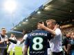 Wolfsburgs Trainer Andries Jonker gratuliert dem Torschützen Vieirinha. Foto: Julian Stratenschulte