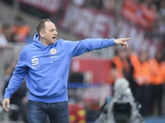 Coach Lieberknecht macht seiner Mannschaft Mut Coach Lieberknecht macht seiner Mannschaft Mut