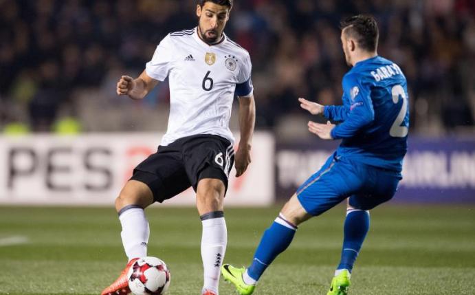 Sami Khedira (l) will mindestens noch drei Jahre in der Nationalmannschaft spielen. Foto: Marius Becker