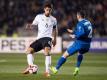 Sami Khedira (l) will mindestens noch drei Jahre in der Nationalmannschaft spielen. Foto: Marius Becker