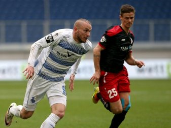 Erfurts Kapitän Mario Erb (r.) verlässt die Thüringer