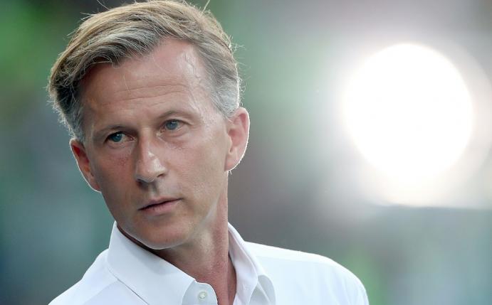 Platzsturm: Andries Jonker kam mit dem Schrecken davon