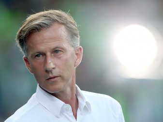 Platzsturm: Andries Jonker kam mit dem Schrecken davon Platzsturm: Andries Jonker kam mit dem Schrecken davon