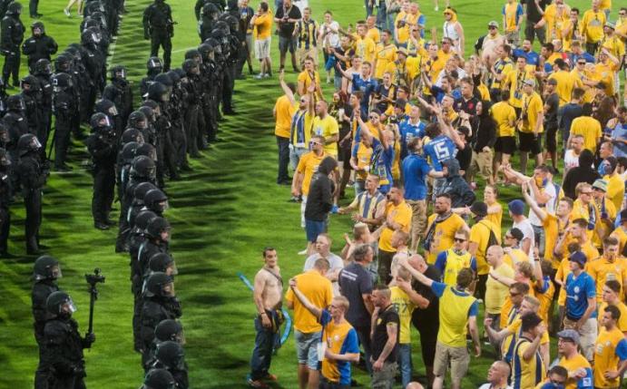 Braunschweiger Fans stürmten nach der Niederlage gegen Wolfsburg den Rasen. Foto: Julian Stratenschulte